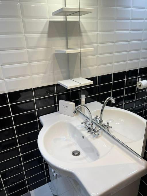 Le Paris Eiffel - Appartement Cosy En Plein Centre Bourgoin-Jallieu Exteriör bild